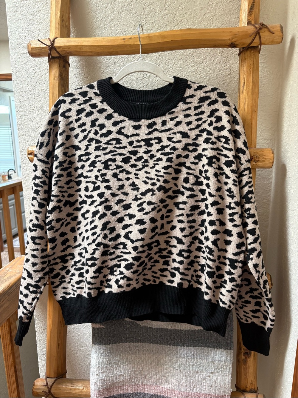 T Tahari Leopard Print Crewneck Sweater in light Beige and Black